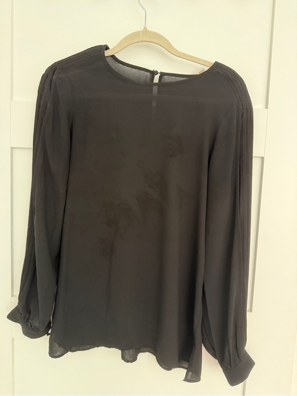 Source Unknown Black Long-Sleeve Pleated Shoulder Blouse